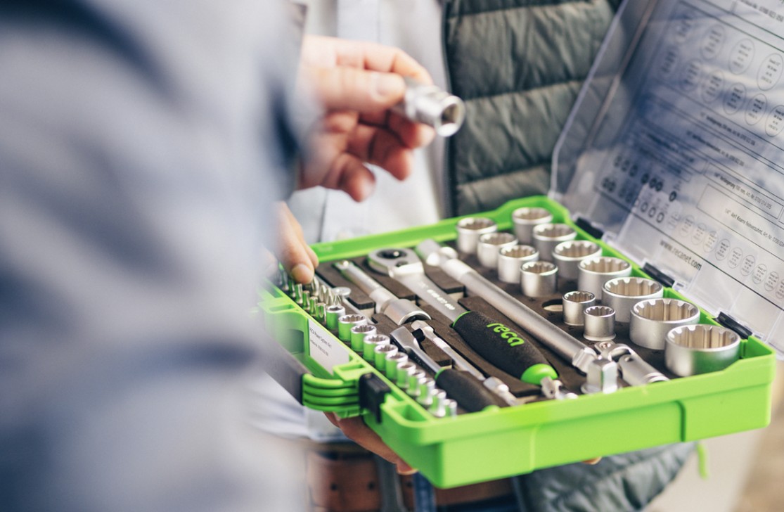 RECA kariéra: obchodník s nářadím a spojovacím materiálem