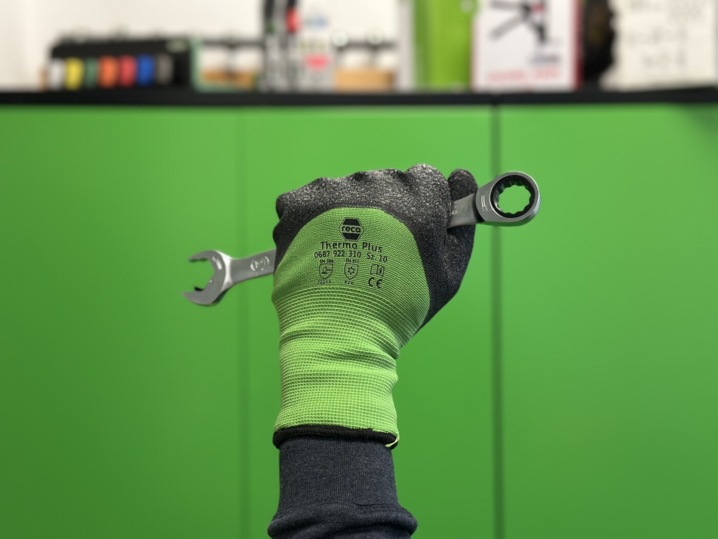 Klíč Varius Plus držený v ruce s rukavicí RECA