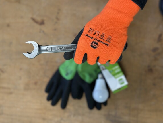 Klíč Varius Plus držený specialistou v rukavici