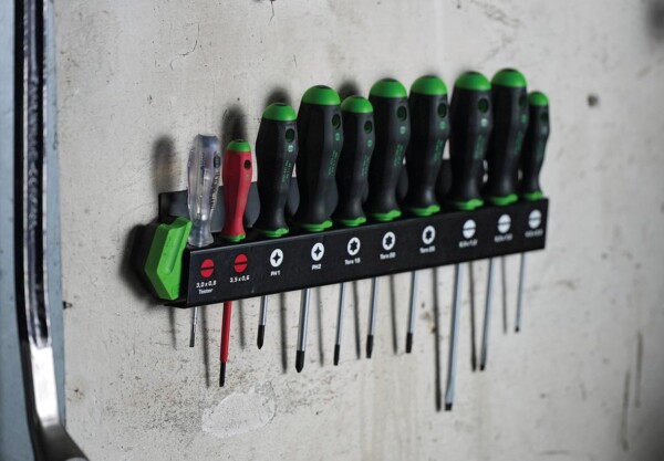 Sada šroubováků na zdi v dílně