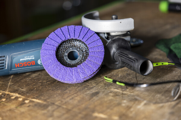 Detail lamelového kotouče RECA Purple připraveného na úhlovou brusku Bosch