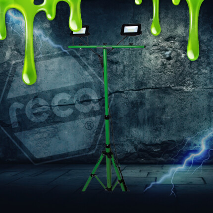 ýkonné širokoúhlé pracovní světlo RECA Twin se stativem na strašidelném pozadí