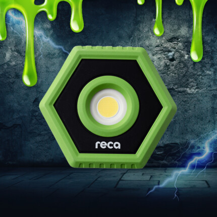 Širokoúhlá kapesní LED svítilna RECA R1000 se stojánkem a magnety na tmavém děsivém pozadí