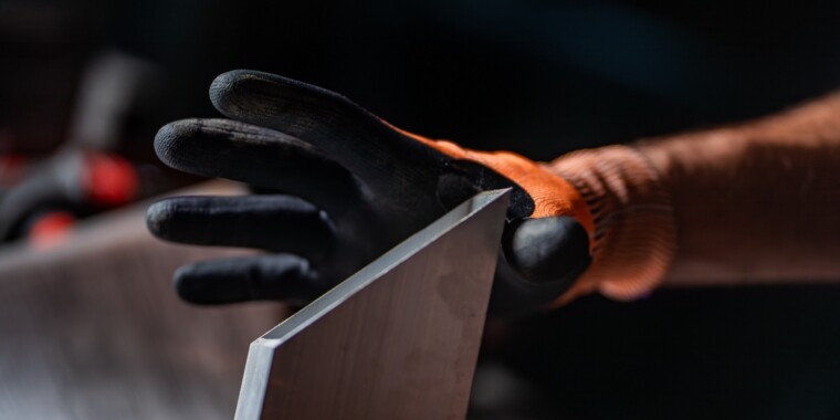 Pracovní rukavice s ochranou proti proříznutí při manipulaci s ostrou kovovou hranou