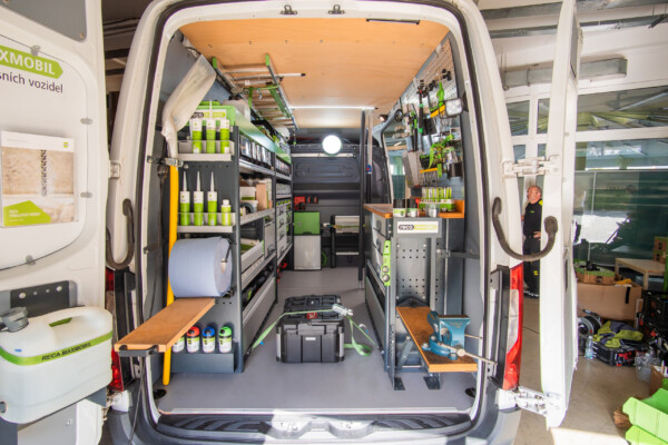 Vestavba do dodávky RECA Maxmobil pohled zezadu.