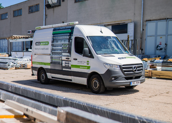 Servisní dodávka RECA Maxmobil s vestavbou pro organizaci nářadí a vybavení v terénu.