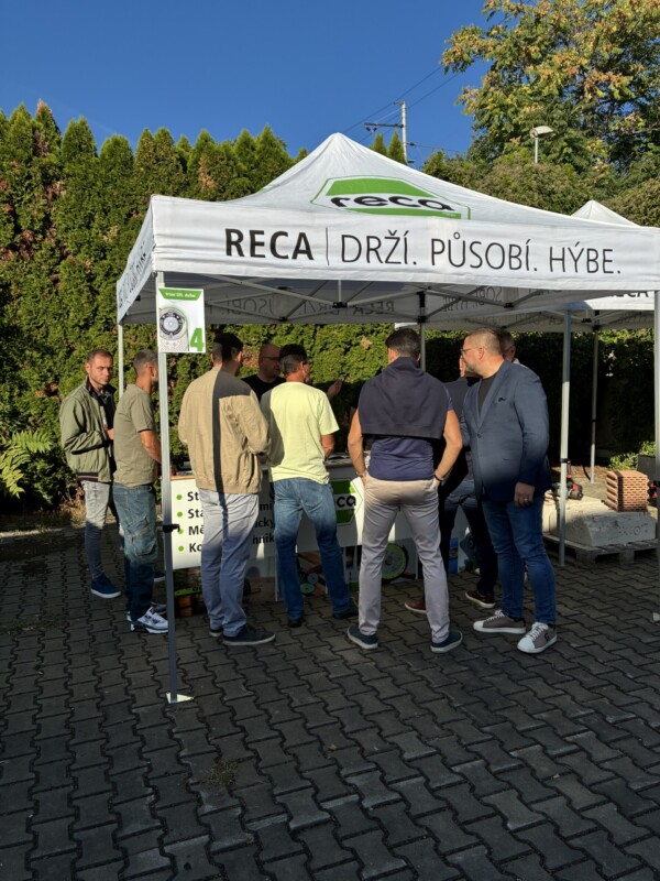 Účastníci RECA Roadshow 2026 diskutují u venkovního prezentačního stánku