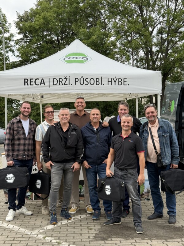 Společná fotografie účastníků RECA Roadshow 2026 před firemním stanem