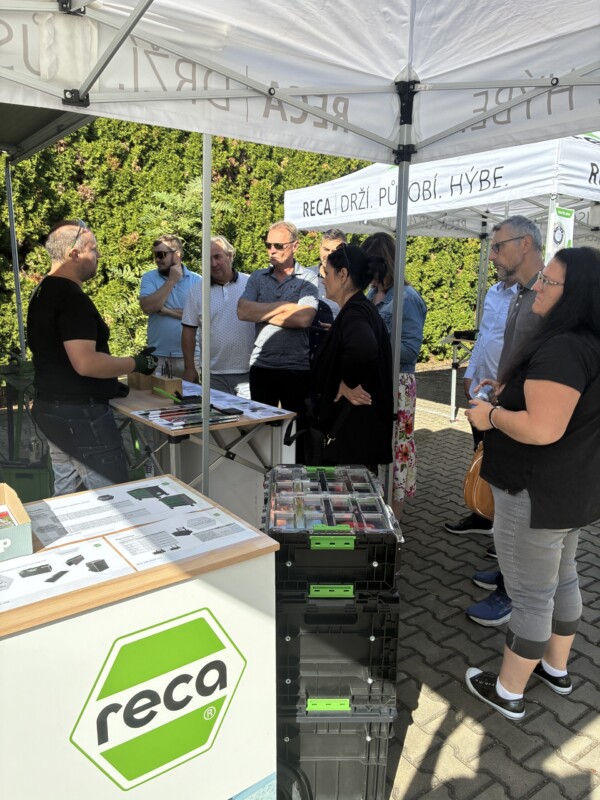 Produktový trenér RECA představuje sortiment skupině účastníků roadshow