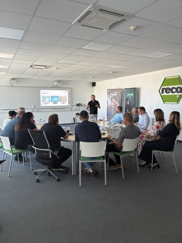 Externí odborník představuje bezpečnostní pracovní obuv obchodním zástupcům RECA během roadshow