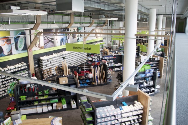 Distribuční centrum a pick-up shop ve Welsu