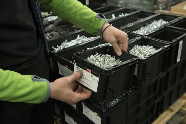 Kanbanové zásobníky RECA RFID pro automatické doplňování komponent podle spotřeby.