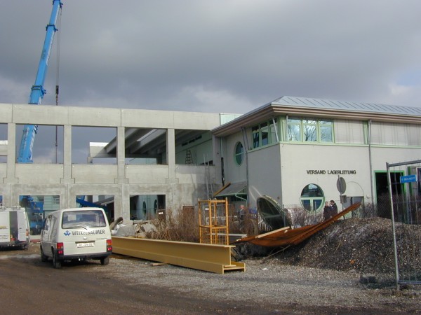 Pohled na výstavbu rozšířeného skladu ve Welsu