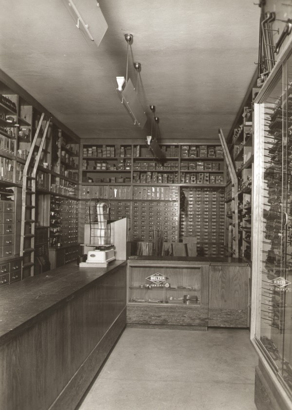 Pohled do prodejny zaměřené nářadí, šrouby a brusné a svařovací materiály