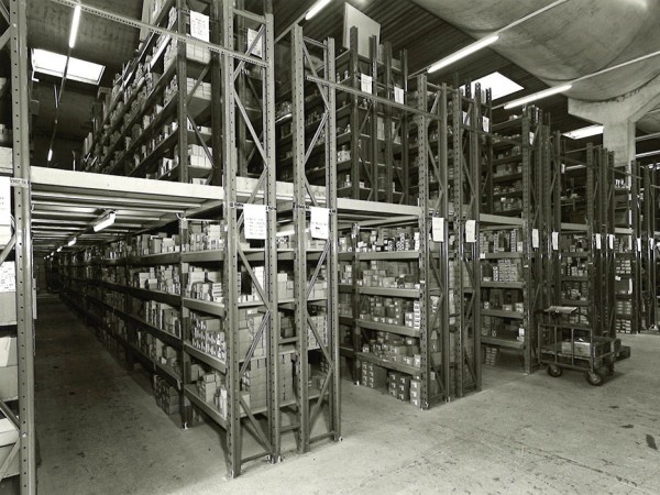 Pohled na nově dokončený centrální sklad ve Welsu